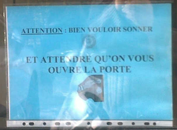 un panneau d'affichage assez peu respecteux.